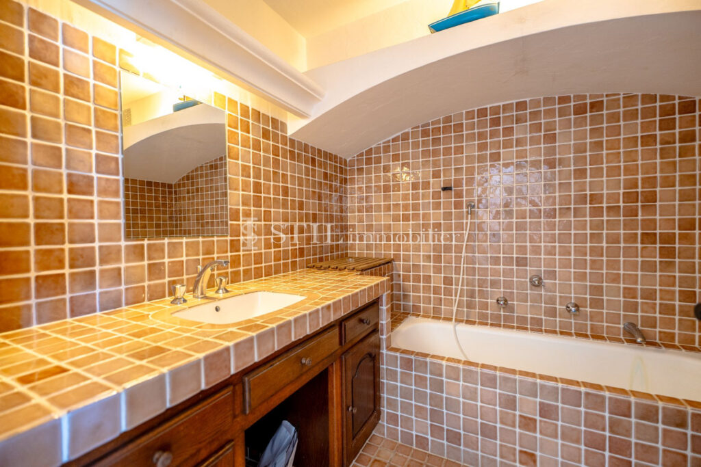 location saisonnière maison 6 Pièce(s) – 6 pièces – 4 chambres – 203.00 m²