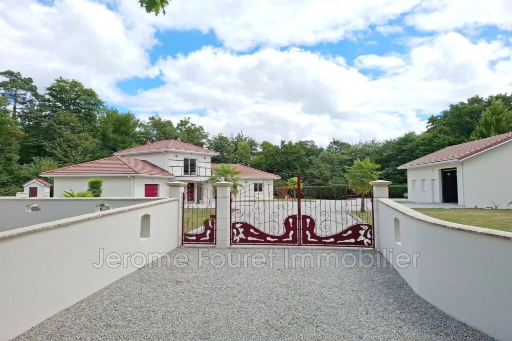 Maison contemporaine de standing avec dépendances, en bout d’i – 5 pièces – 3 chambres – 250.00 m²