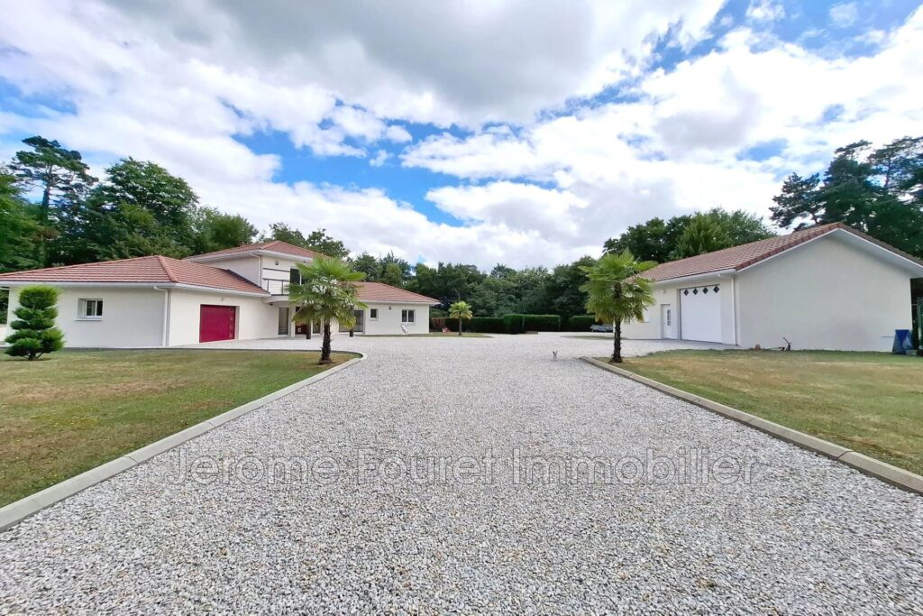 Maison contemporaine de standing avec dépendances, en bout d’i – 5 pièces – 3 chambres – 250.00 m²