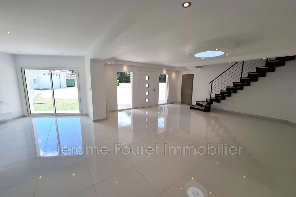 Maison contemporaine de standing avec dépendances, en bout d’i – 5 pièces – 3 chambres – 250.00 m²