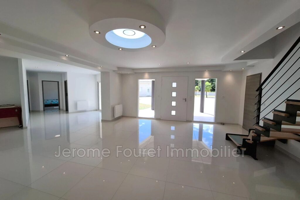 Maison contemporaine de standing avec dépendances, en bout d’i – 5 pièces – 3 chambres – 250.00 m²