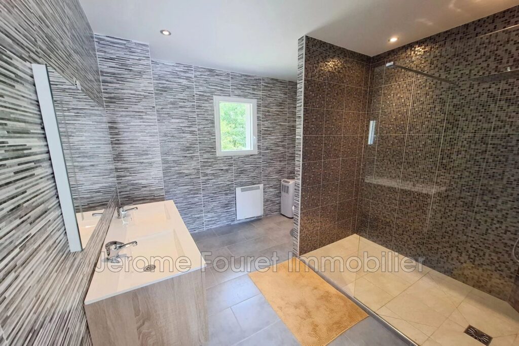 Maison contemporaine de standing avec dépendances, en bout d’i – 5 pièces – 3 chambres – 250.00 m²