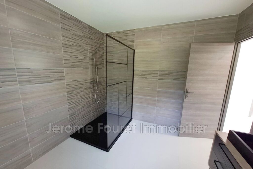 Maison contemporaine de standing avec dépendances, en bout d’i – 5 pièces – 3 chambres – 250.00 m²