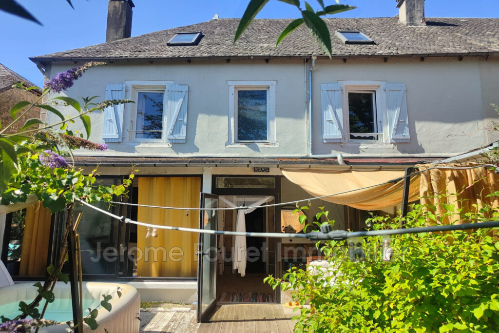 vente  – NR pièces – 7 chambres – 240.00 m²