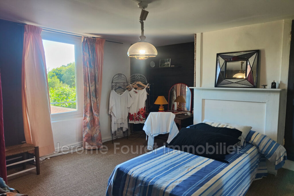 vente  – NR pièces – 7 chambres – 240.00 m²