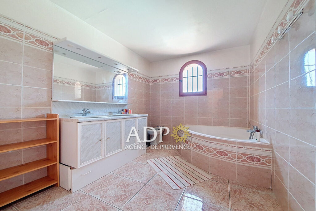 vente maison 6 Pièce(s) – 6 pièces – 5 chambres – 144.00 m²