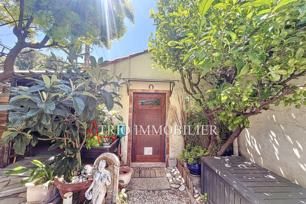 Charme, Plain-pied et soleil pour une maison nichée en bas du  – 4 pièces – 2 chambres – 90.00 m²