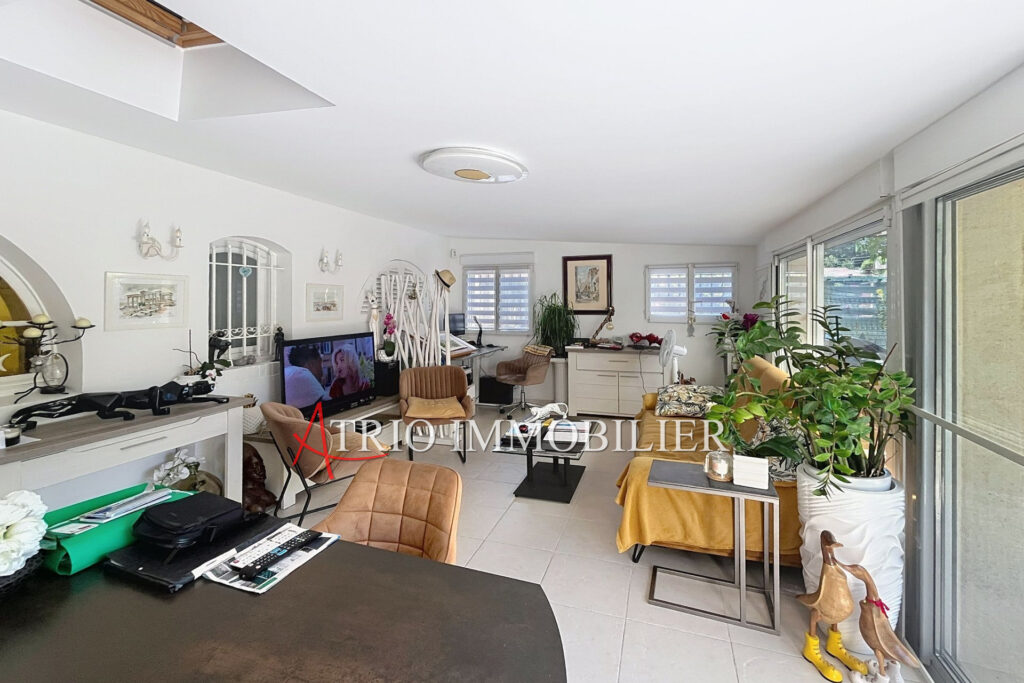 Charme, Plain-pied et soleil pour une maison nichée en bas du  – 4 pièces – 2 chambres – 90.00 m²