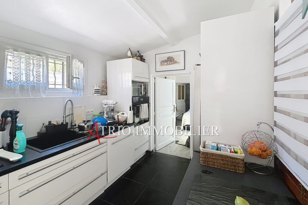 Charme, Plain-pied et soleil pour une maison nichée en bas du  – 4 pièces – 2 chambres – 90.00 m²