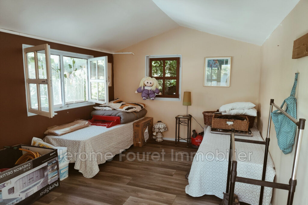 vente  – NR pièces – 7 chambres – 240.00 m²