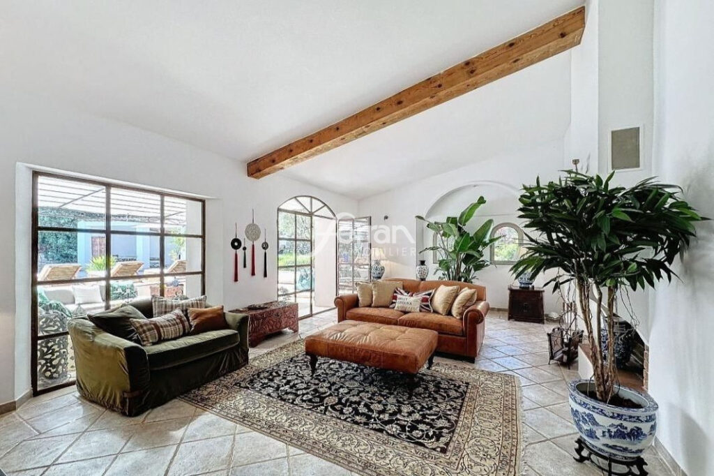 BASTIDE EN PIERRE 190M² LORGUES – 5 pièces – 4 chambres – 4  – 189.00 m²