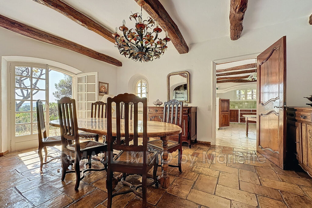 Charmante maison provençale avec vue sur le château et potenti – 11 pièces – 6 chambres – 308.00 m²