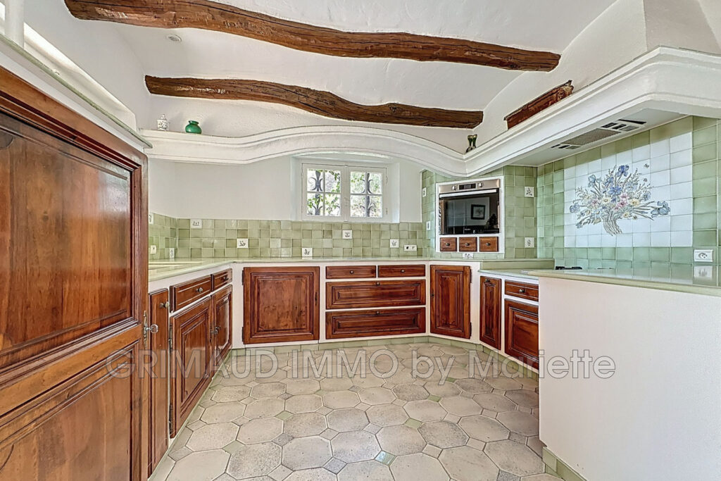 Charmante maison provençale avec vue sur le château et potenti – 11 pièces – 6 chambres – 308.00 m²