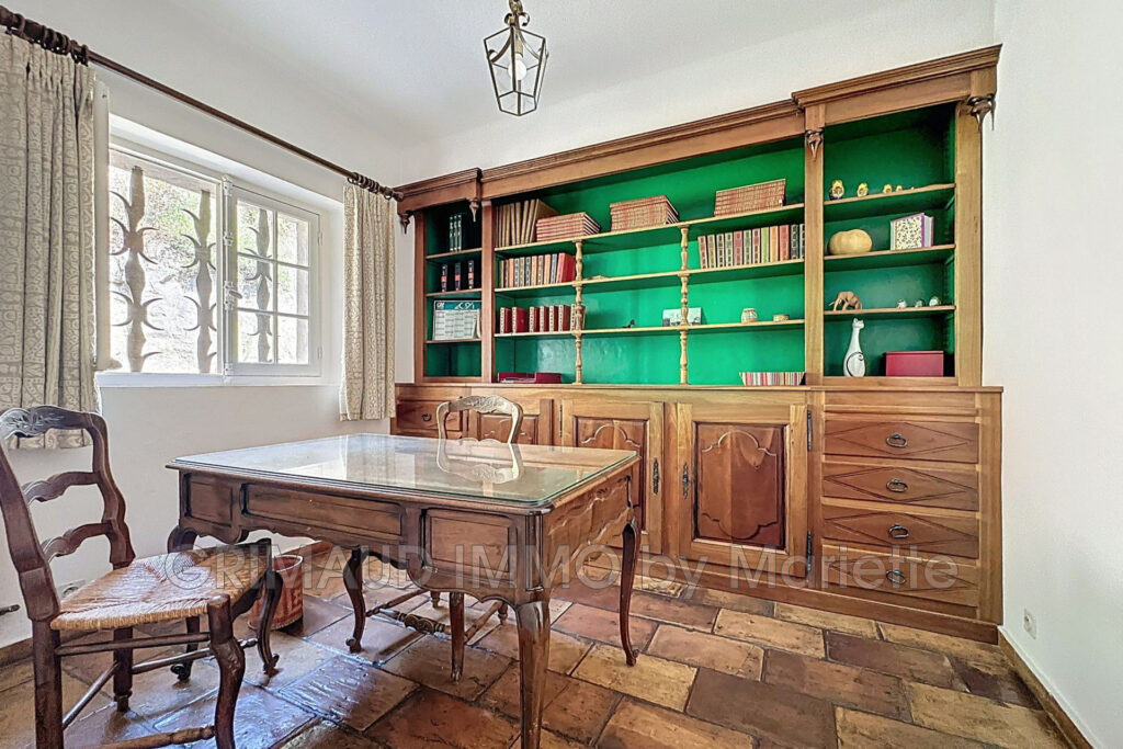 Charmante maison provençale avec vue sur le château et potenti – 11 pièces – 6 chambres – 308.00 m²