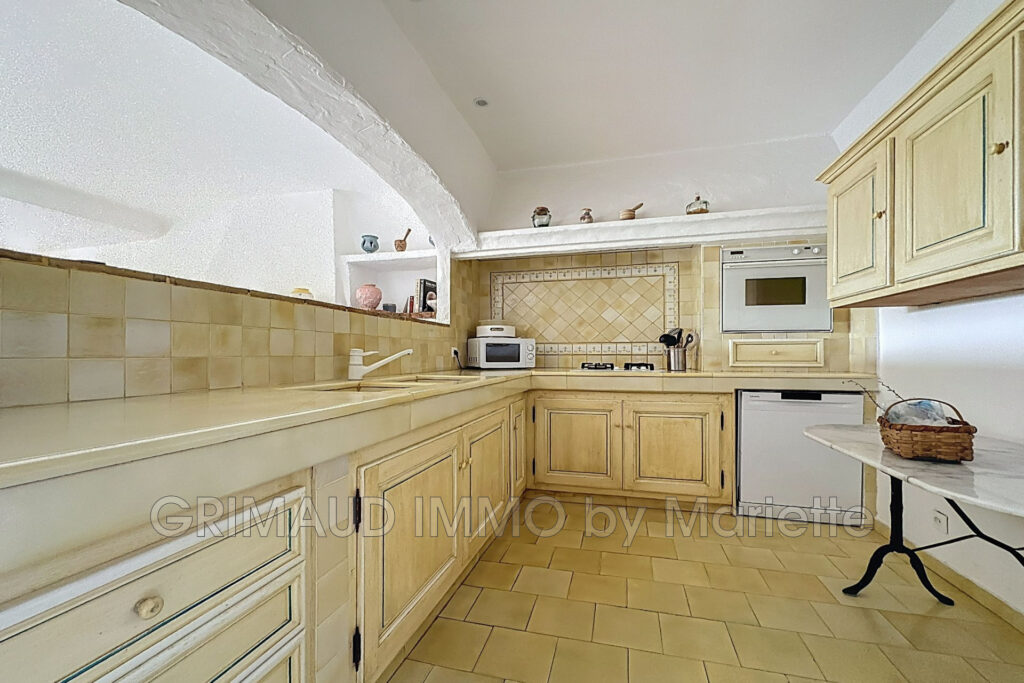 Charmante maison provençale avec vue sur le château et potenti – 11 pièces – 6 chambres – 308.00 m²