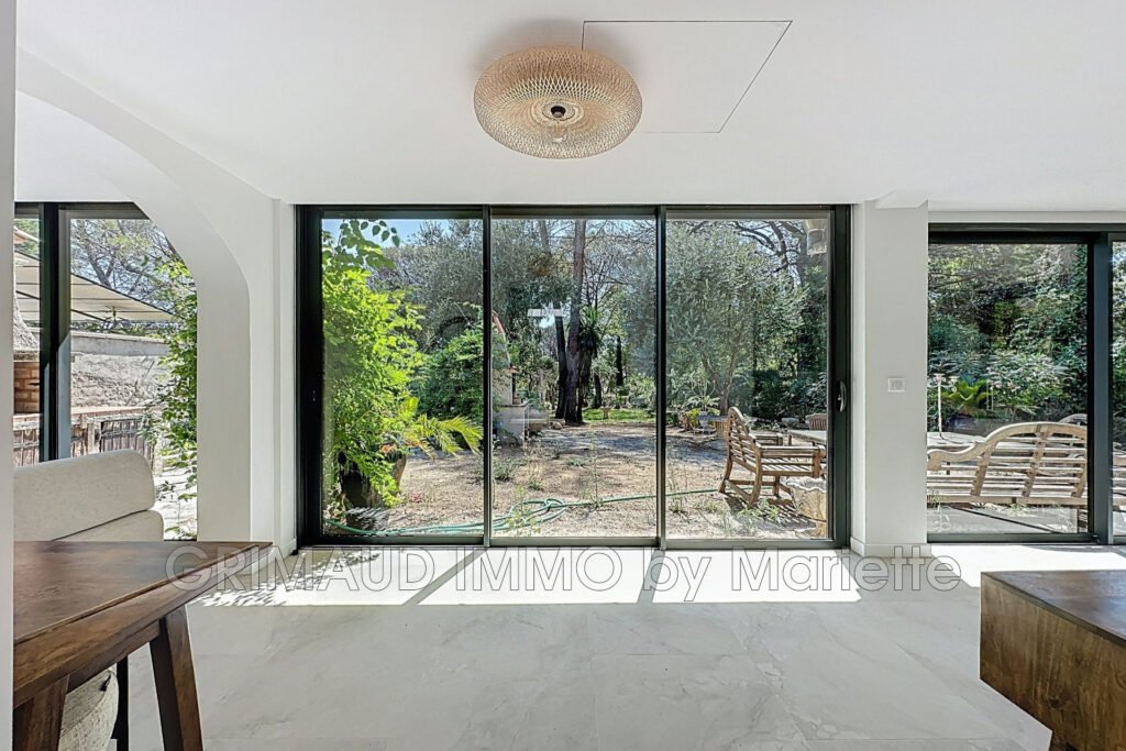 Maison rénovée avec goût, jardin verdoyant, dans une résidence – 4 pièces – 3 chambres – 85.87 m²