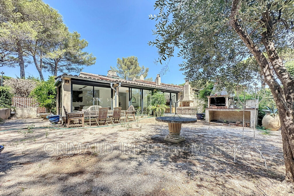 Maison rénovée avec goût, jardin verdoyant, dans une résidence – 4 pièces – 3 chambres – 85.87 m²