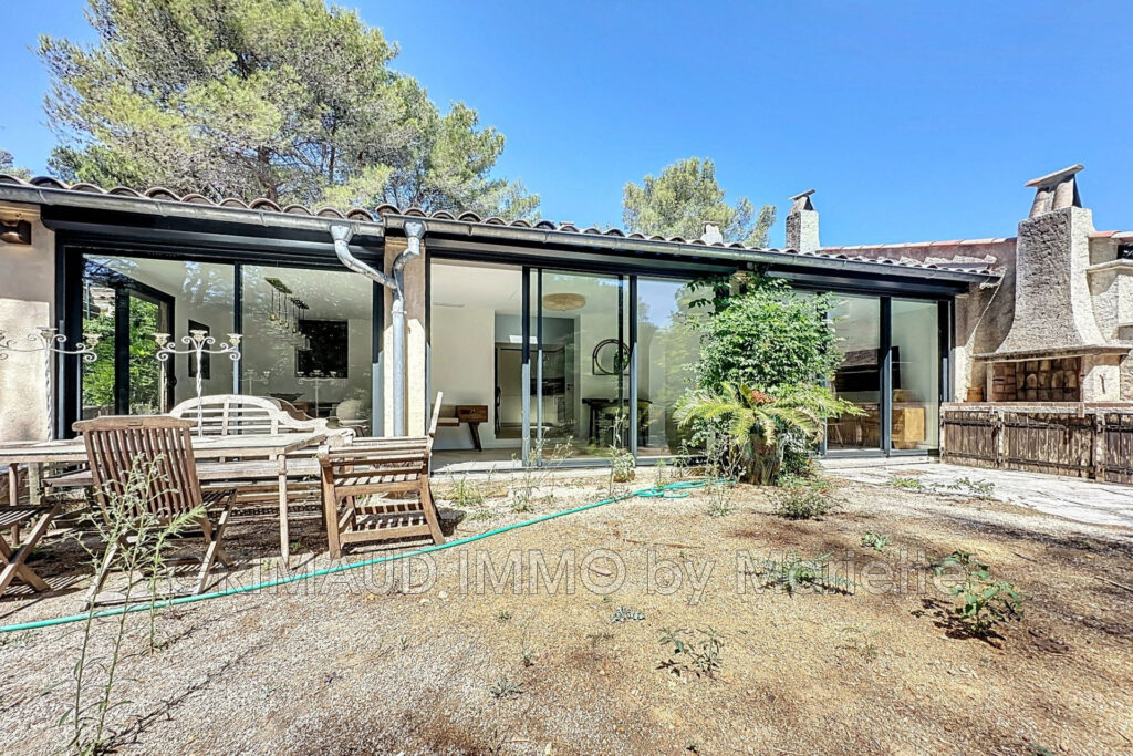 Maison rénovée avec goût, jardin verdoyant, dans une résidence – 4 pièces – 3 chambres – 85.87 m²