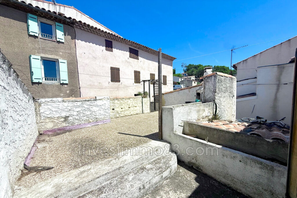 Au coeur de PEYPIN. Proche du centre et des commodités, maison – 3 pièces – 2 chambres – 91.00 m²