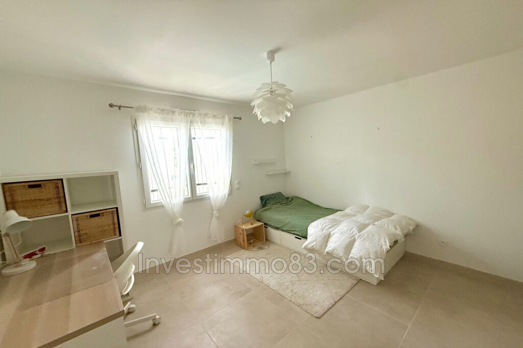 Proche du centre-ville, dans un quartier calme, agréable villa – 5 pièces – 4 chambres – 120.00 m²