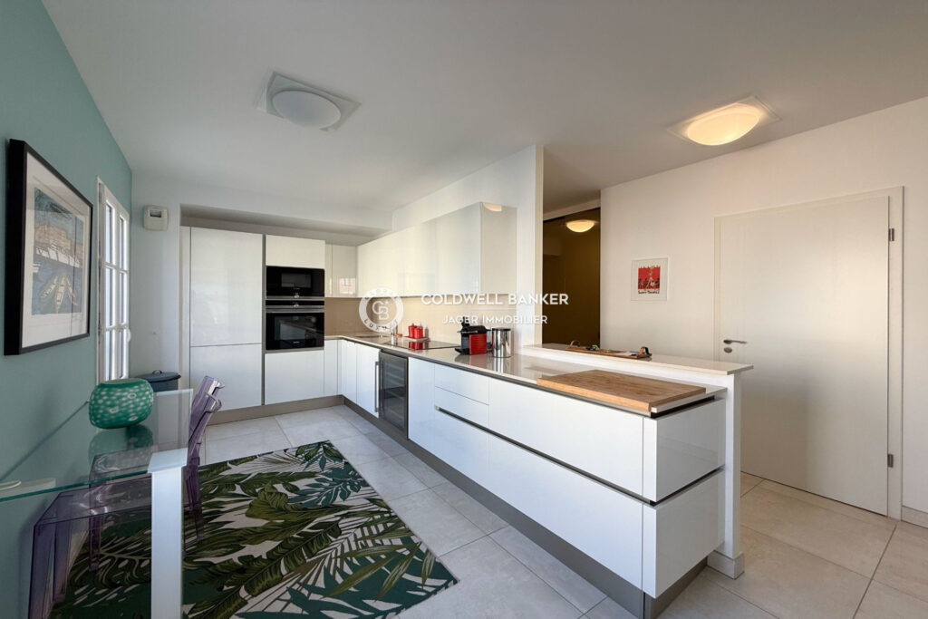 Saint-Tropez  Superbe 4 pièces meublé à deux pas de la Place  – 4 pièces – 3 chambres – 92.69 m²