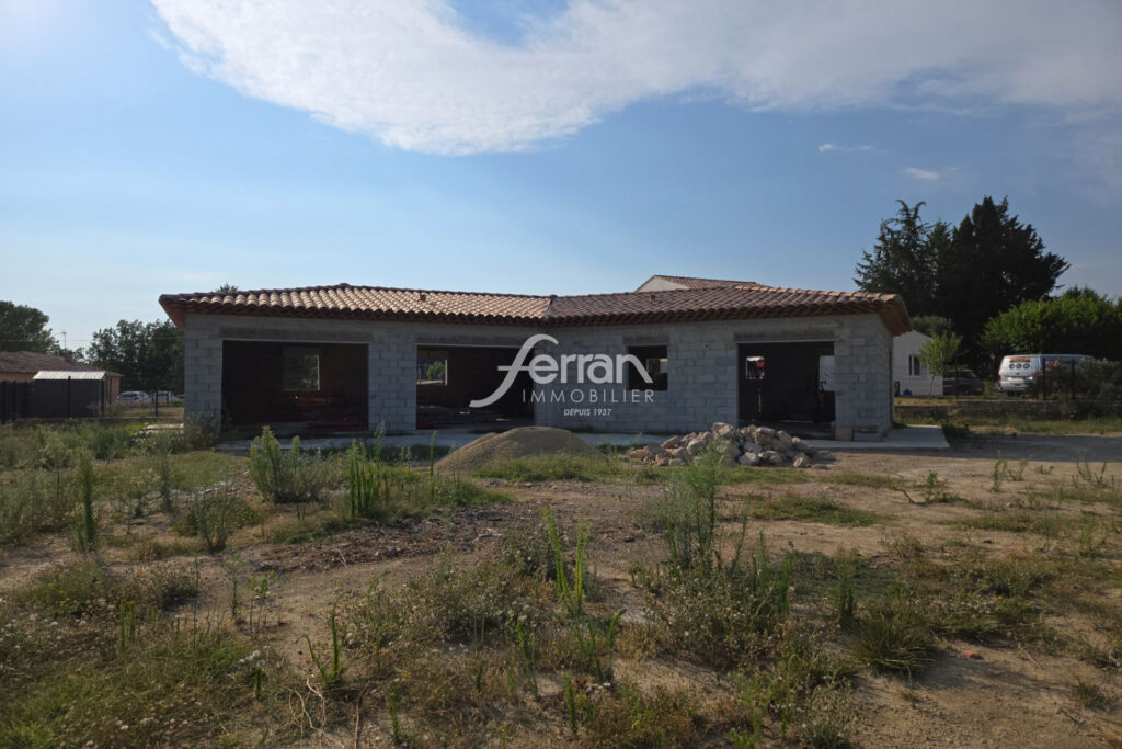 A vendre à Villecroze villa hors d’eau à terminer sur un terra – 5 pièces – 3 chambres – 120.00 m²