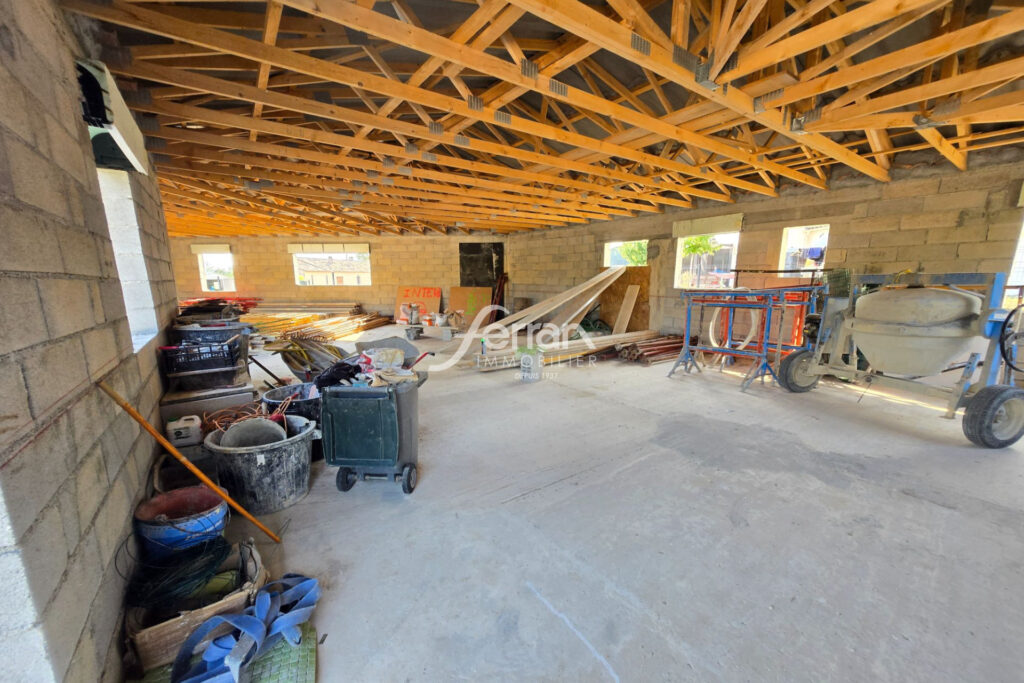 A vendre à Villecroze villa hors d’eau à terminer sur un terra – 5 pièces – 3 chambres – 120.00 m²