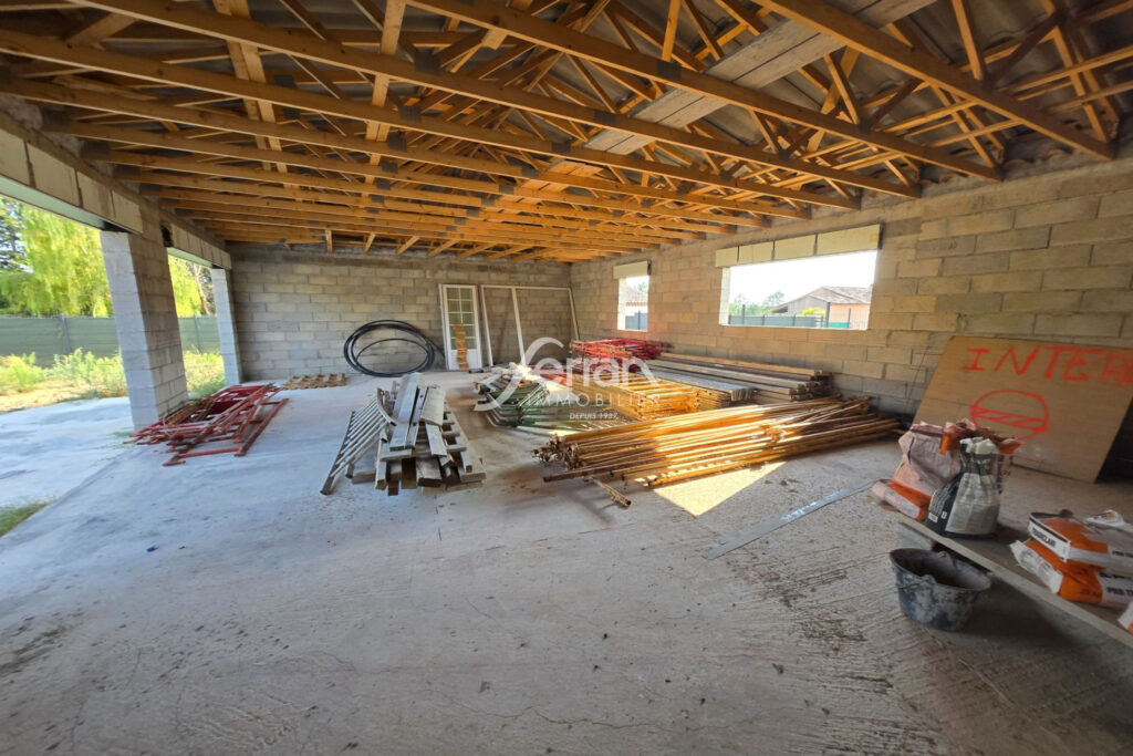 A vendre à Villecroze villa hors d’eau à terminer sur un terra – 5 pièces – 3 chambres – 120.00 m²