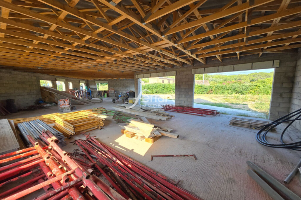 A vendre à Villecroze villa hors d’eau à terminer sur un terra – 5 pièces – 3 chambres – 120.00 m²