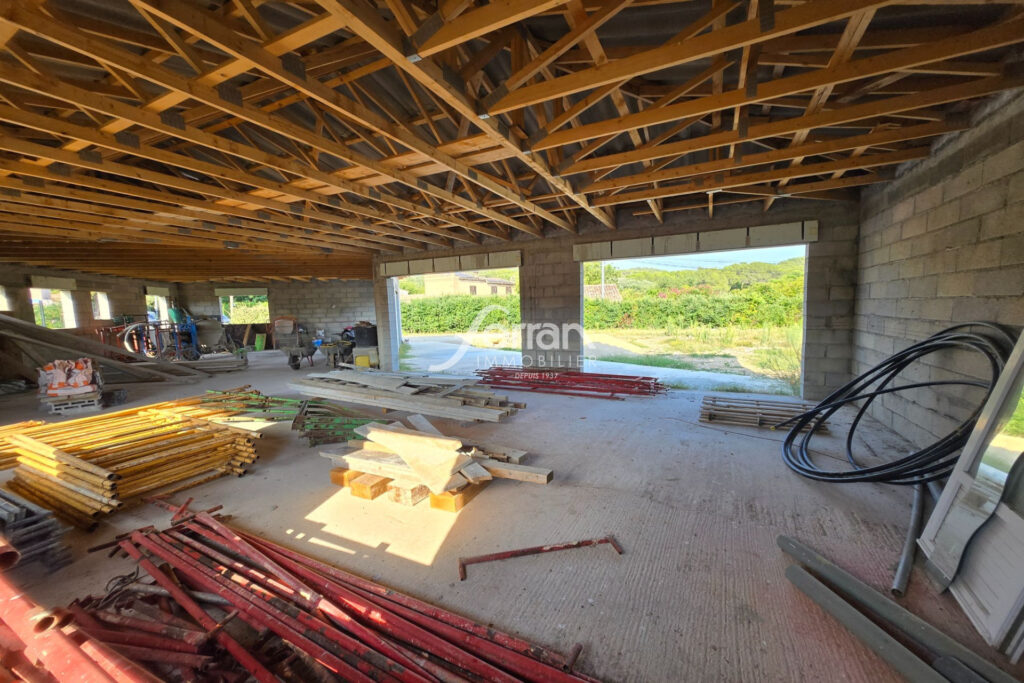 A vendre à Villecroze villa hors d’eau à terminer sur un terra – 5 pièces – 3 chambres – 120.00 m²