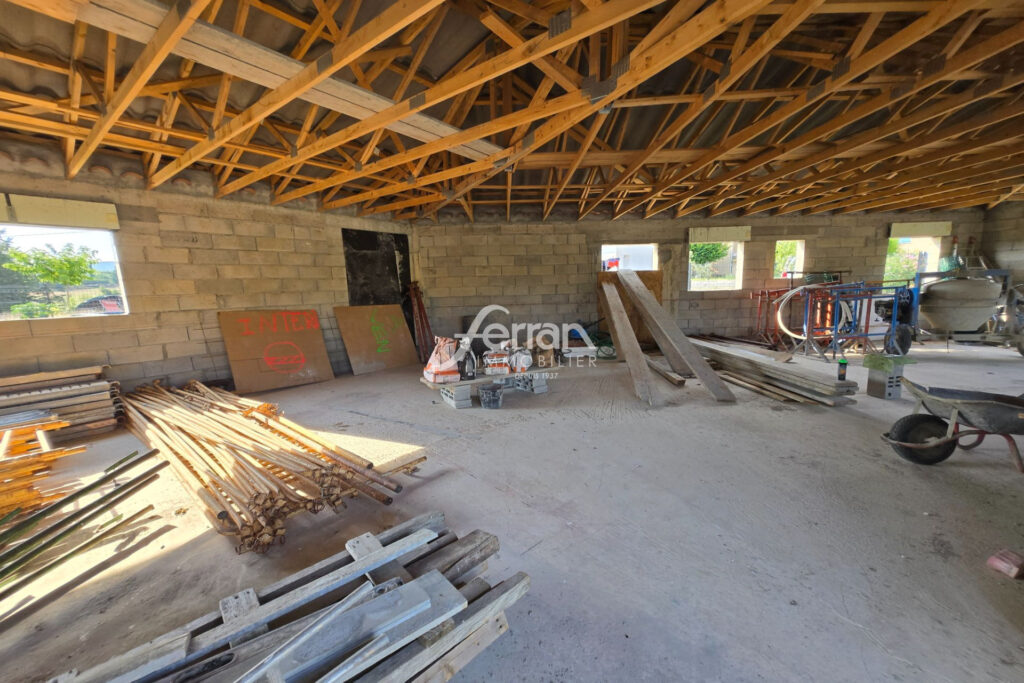 A vendre à Villecroze villa hors d’eau à terminer sur un terra – 5 pièces – 3 chambres – 120.00 m²