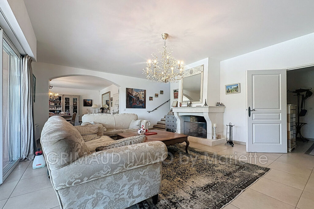 belle villa avec piscine, garage – 6 pièces – 4 chambres – 221.00 m²