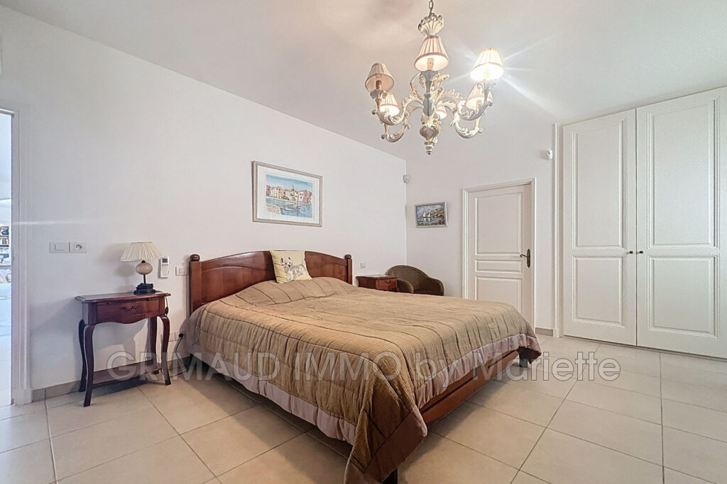 belle villa avec piscine, garage – 6 pièces – 4 chambres – 221.00 m²