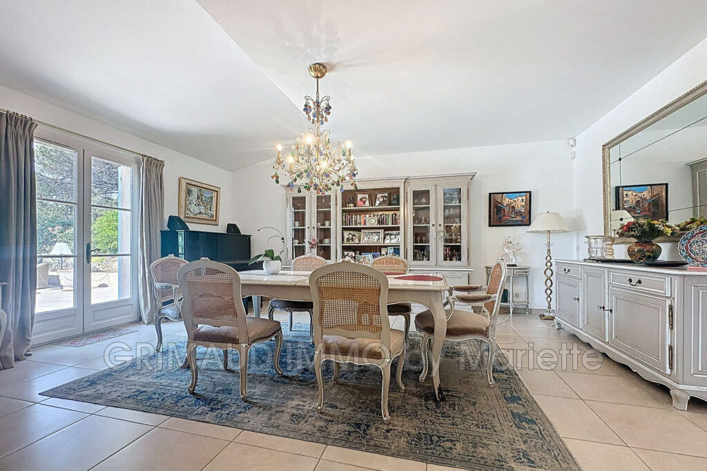 belle villa avec piscine, garage – 6 pièces – 4 chambres – 221.00 m²