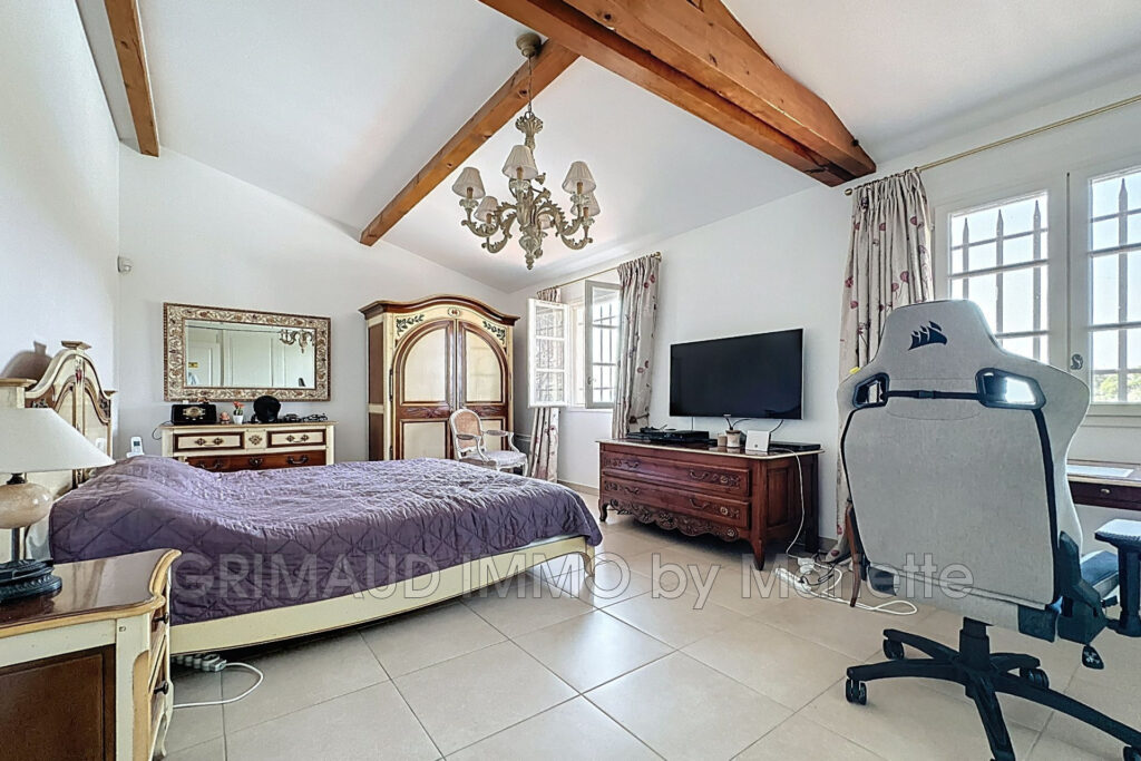 belle villa avec piscine, garage – 6 pièces – 4 chambres – 221.00 m²