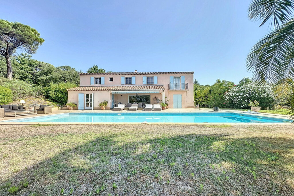 belle villa avec piscine, garage – 6 pièces – 4 chambres – 221.00 m²