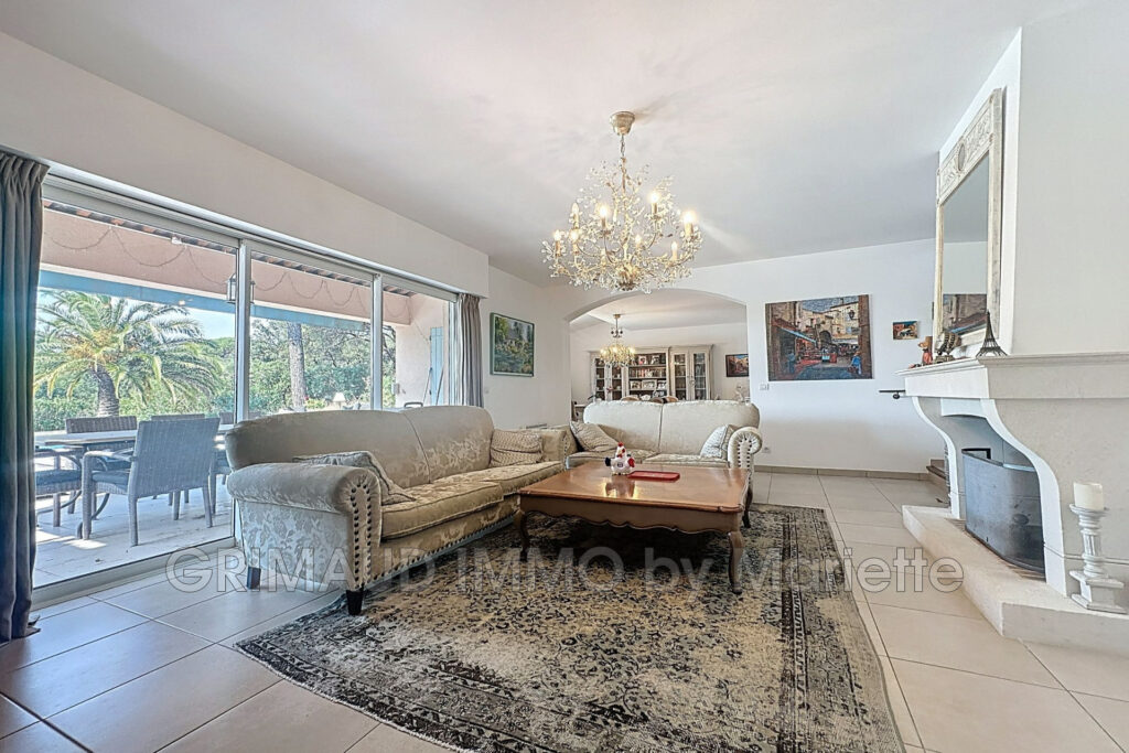 belle villa avec piscine, garage – 6 pièces – 4 chambres – 221.00 m²