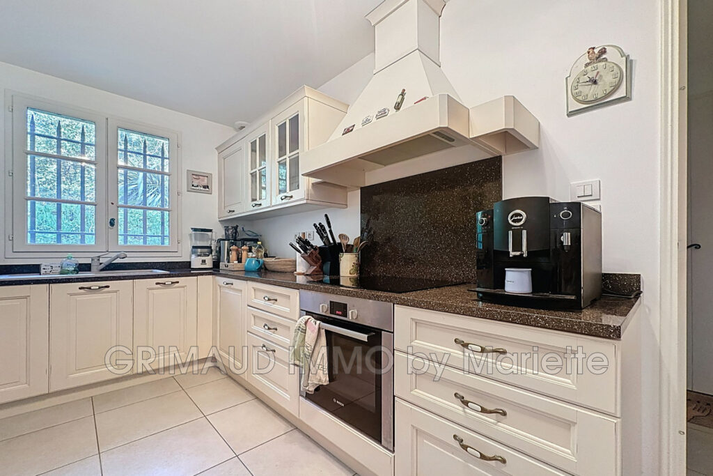 belle villa avec piscine, garage – 6 pièces – 4 chambres – 221.00 m²