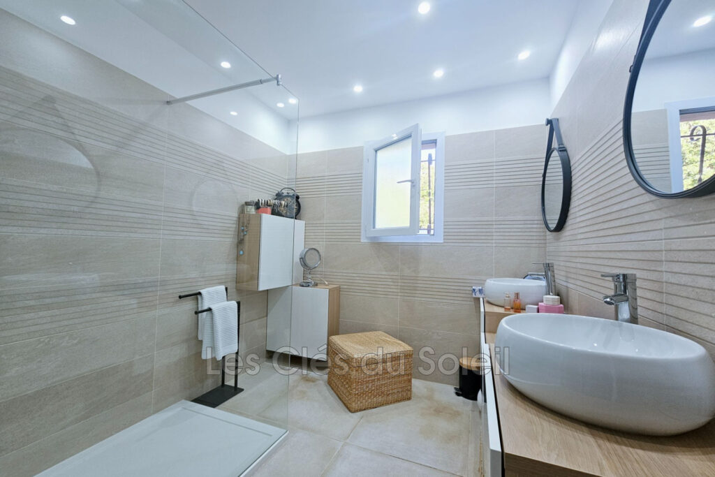 À Garéoult, votre havre de paix en Provence  Villa de plain-pi – 6 pièces – 4 chambres – 145.00 m²