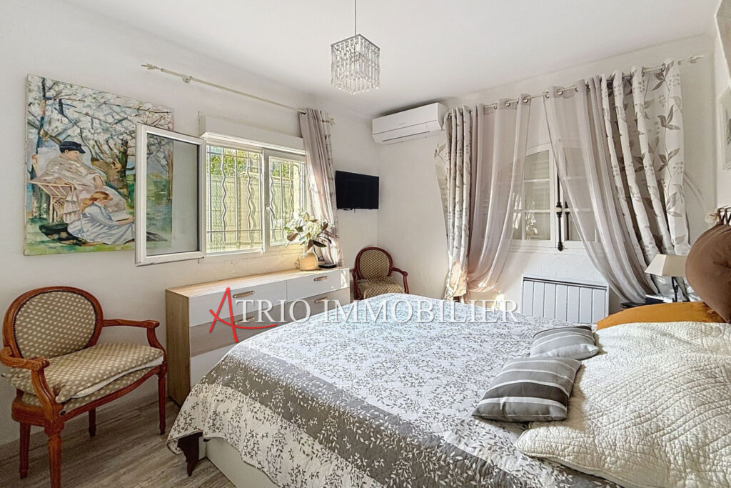 Charme, Plain-pied et soleil pour une maison nichée en bas du  – 4 pièces – 2 chambres – 90.00 m²