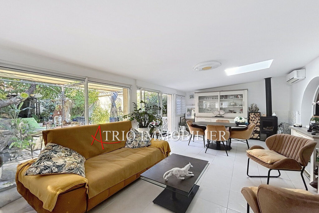 Charme, Plain-pied et soleil pour une maison nichée en bas du  – 4 pièces – 2 chambres – 90.00 m²