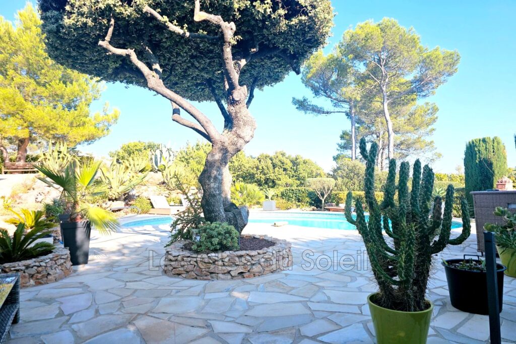 À Garéoult, votre havre de paix en Provence  Villa de plain-pi – 6 pièces – 4 chambres – 145.00 m²