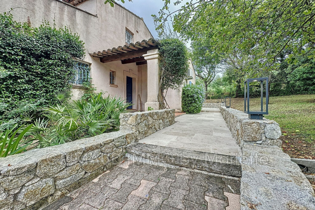 Villa 4 Chambres  Calme & Confort au Plan-de-la-Tour – NR pièces – 4 chambres