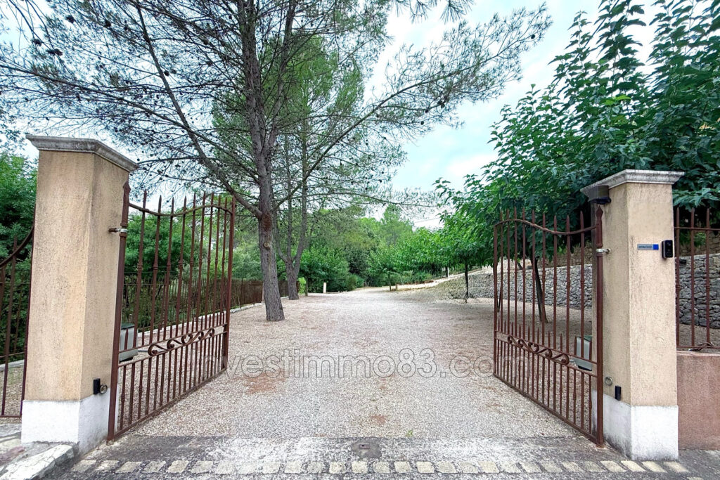 vente  9 Pièce(s) – 9 pièces – 8 chambres – 236.00 m²