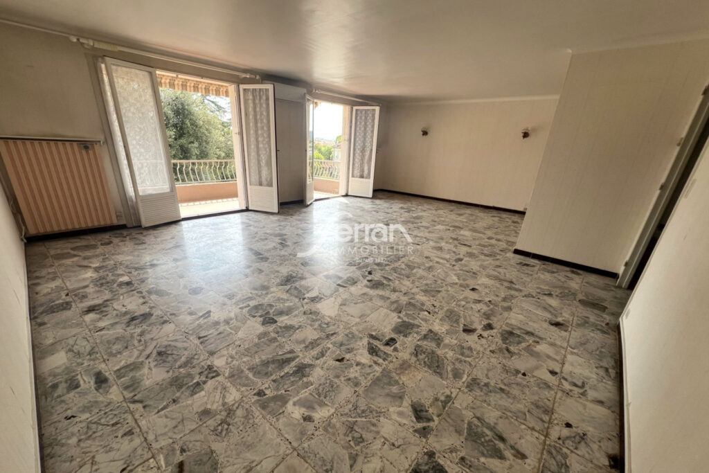 Draguignan, T3/4 de 81 m2 à rénover – balcons – parking facile – 4 pièces – 2 chambres – 81.00 m²