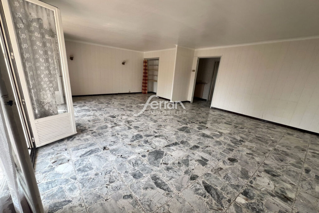 Draguignan, T3/4 de 81 m2 à rénover – balcons – parking facile – 4 pièces – 2 chambres – 81.00 m²