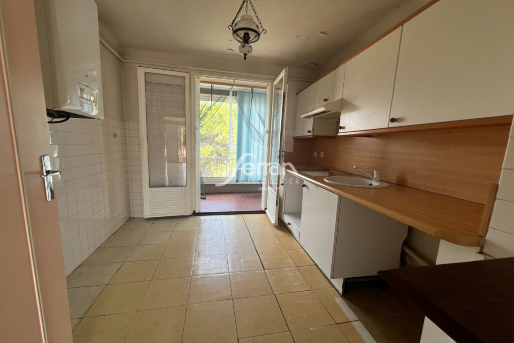 Draguignan, T3/4 de 81 m2 à rénover – balcons – parking facile – 4 pièces – 2 chambres – 81.00 m²