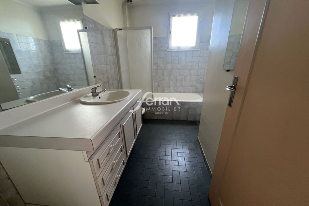 Draguignan, T3/4 de 81 m2 à rénover – balcons – parking facile – 4 pièces – 2 chambres – 81.00 m²