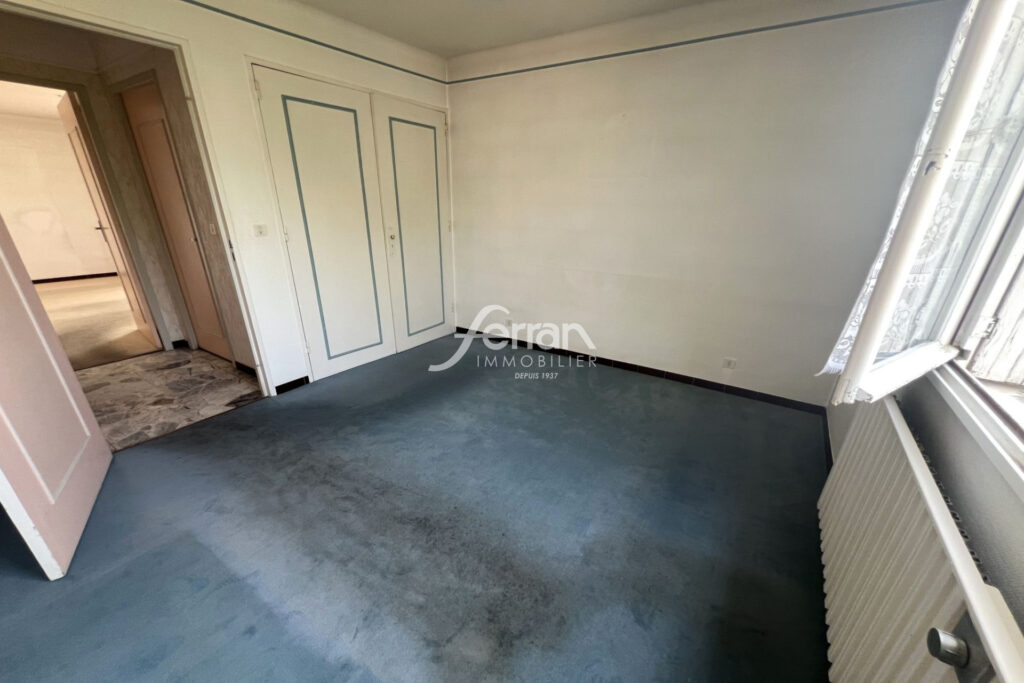 Draguignan, T3/4 de 81 m2 à rénover – balcons – parking facile – 4 pièces – 2 chambres – 81.00 m²