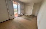 Draguignan, T3/4 de 81 m2 à rénover – balcons – parking facile – 4 pièces – 2 chambres – 81.00 m²